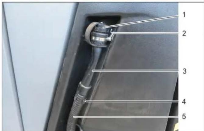 Kärcher B 300 R I D - Esvaziar o depósito de água limpa - 1
