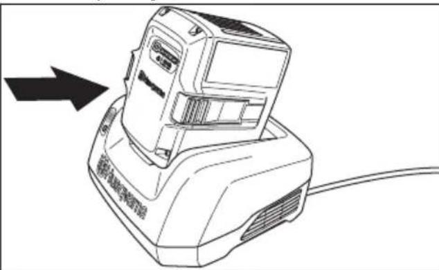HUSQVARNA S138i - Az akkumulator toltese - 2