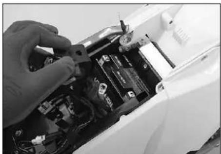 GAS GAS EC 250 (2022) - Monter la batterie 12 - 1
