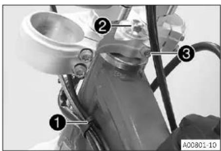 GAS GAS MC 450F (2021) - Déposer le té de fourche inférieur - 1