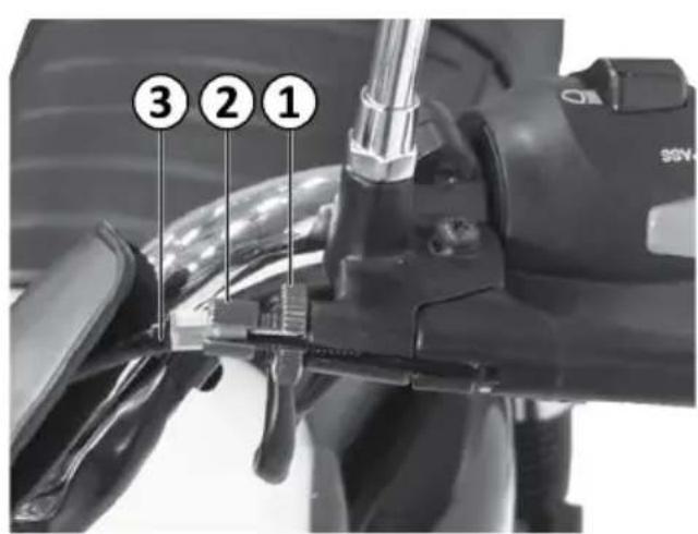 Mash Seventy Five 125cc (2012) - Réglage de l'embrayage (garde) - 1