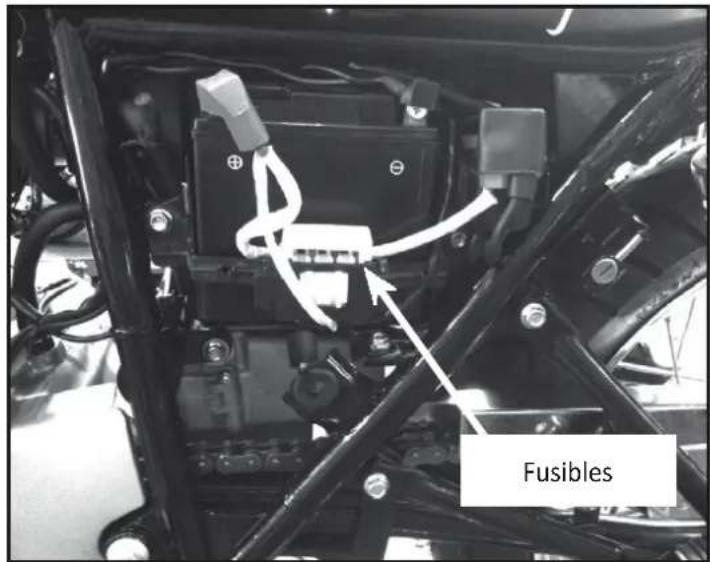 Mash Five Hundred 400cc (2019) - Remplacement du fusible - 1