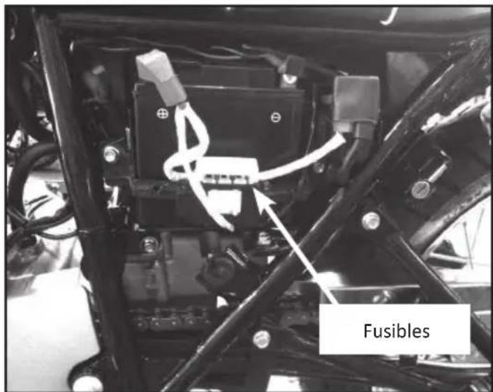 Mash Five Hundred 400cc (2016) - Remplacement du fusible - 1