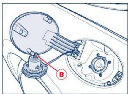 Maserati GranCabrio (2014) - Ouverture d'urgence de la trappe du réservoir à carburant - 2