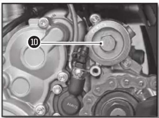 Sherco 250 SEF (2020) - REFILLING THE ENGINE WITH OIL - 2