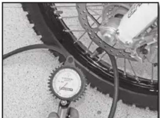Sherco 250 SEF (2020) - CHECKING THE TIRE PRESSURE - 1