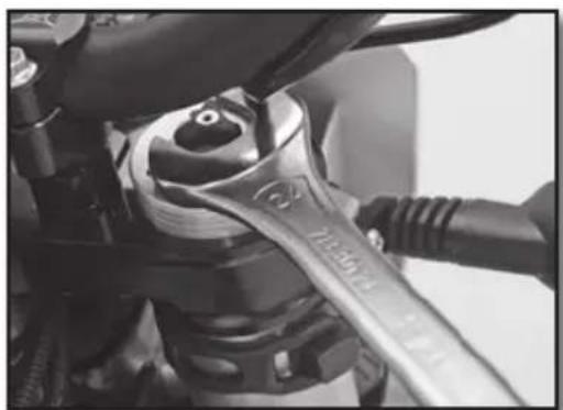 Sherco 250 SEF (2020) - EINSTELLEN DER VORSPANNUNG DER FEDER DER GABEL - 1