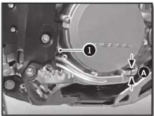 Sherco 250 SEF (2020) - VÉRIFICATION DE LA GARDE DE LA PÉDALE DE FREIN ARRIÈRE - 1