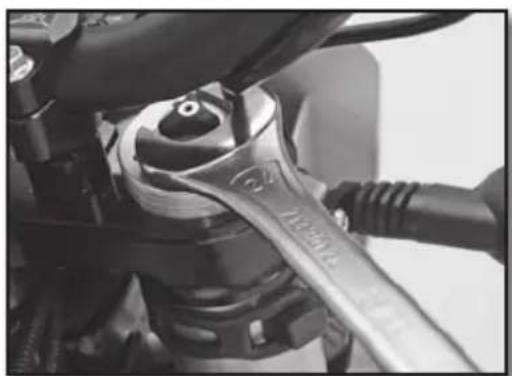 Sherco 250 SEF (2020) - REGLAJE DE LA PRECARGA DEL MUELLE DE LA HORQUILLA - 1