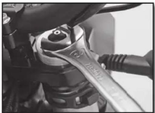 Sherco 250 SEF (2020) - RÉGLAGE DE LA PRÉCONTRAINTE DU RESSORT DE LA FOURCHE - 1