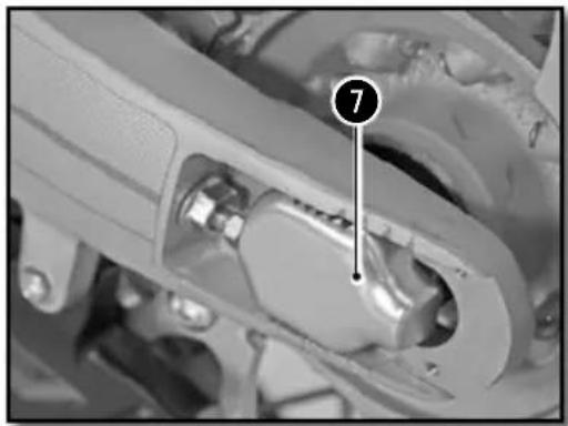 Sherco 450 SEFR (2019) - ADJUSTING THE CHAIN TENSION - 3