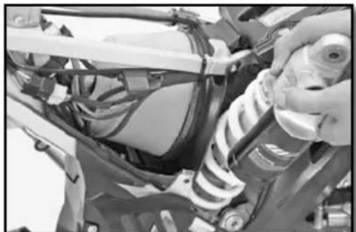Sherco 450 SEFR (2019) - DESMONTAJE DEL AMORTIGUADOR - 4
