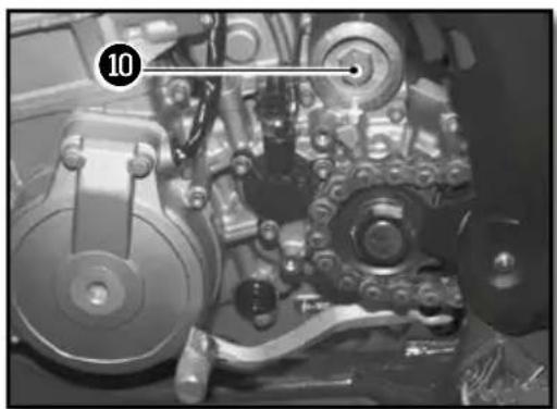Sherco 450 SEFR (2019) - REFILLING THE ENGINE WITH OIL - 2
