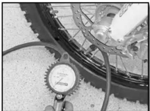 Sherco 450 SEFR (2019) - CHECKING THE TIRE PRESSURE - 1