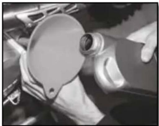 Sherco 450 SEFR (2019) - CHECKING THE ENGINE OIL LEVEL - 4