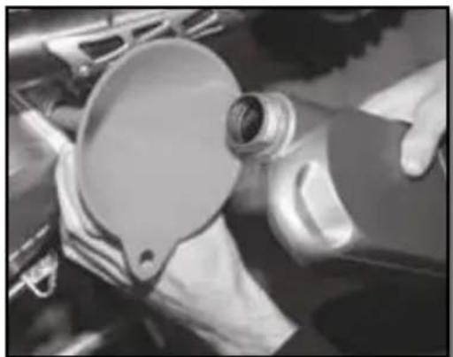 Sherco 450 SEF (2021) - CHECKING THE ENGINE OIL LEVEL - 4