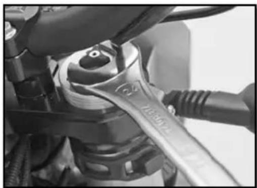 Sherco 450 SEF (2021) - EINSTELLEN DER VORSPANNUNG DER FEDER DER GABEL - 1