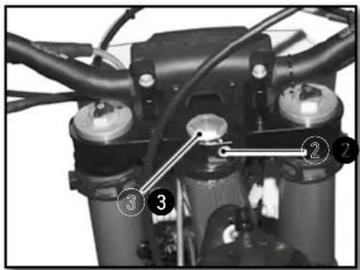 Sherco 450 SEF (2021) - REGLAJE DEL JUEGO DE LOS COJINETES DE DIRECCIÓN - 1