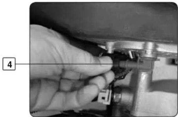 Sherco SE4.5iF (2010) - REMOVING AND REPLACING THE FUEL TANK - 3