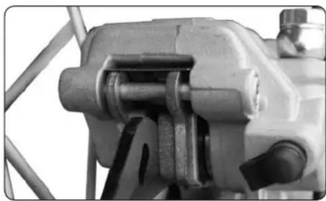 Sherco SE4.5iF (2010) - Verificación de las pastillas de freno delantero - 1