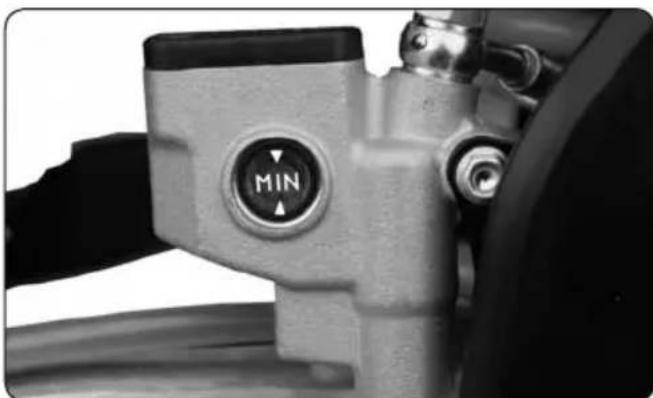Sherco SE4.5iF (2010) - Verificación del nivel del líquido de freno delantero y trasero - 2