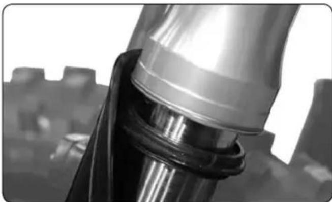 Sherco SE4.5iF (2010) - Dépose du réservoir - 2