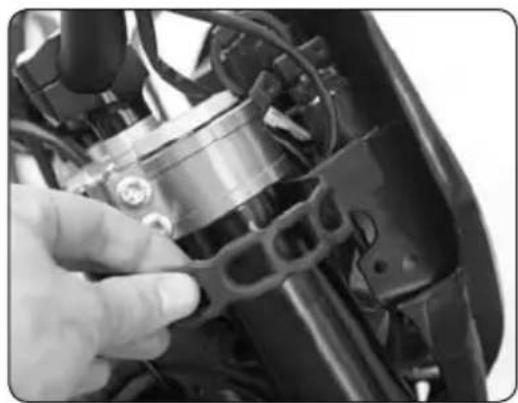 Sherco SE4.5iF (2010) - REPLACEMENT D'UNE AMPOULE DE PHARE - 1