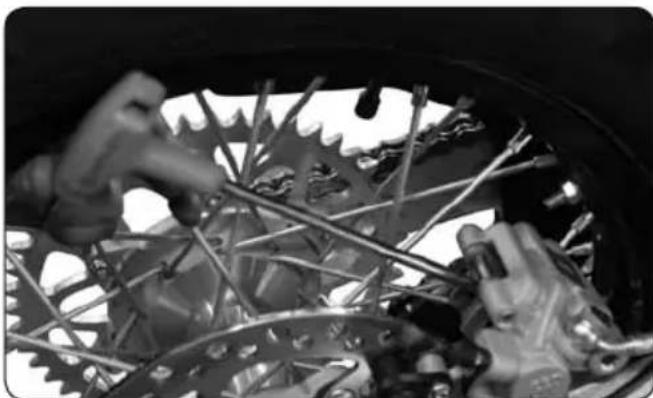 Sherco SE4.5iF (2010) - To replace the rear wheel - 2