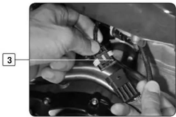 Sherco SE4.5iF (2010) - REMOVING AND REPLACING THE FUEL TANK - 2