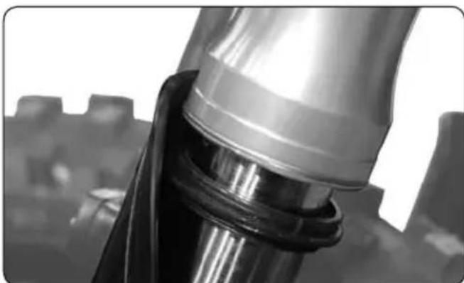 Sherco SE4.5iF (2010) - CLEANING THE FORK DUST SEAL - 2