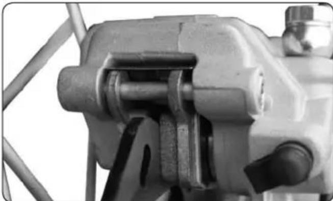 Sherco SE2.5iF (2009) - Verificacion de las pastillas de freno delantero - 1