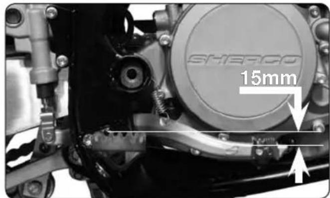 Sherco SE2.5iF (2009) - Régler la garde de la pedale - 1