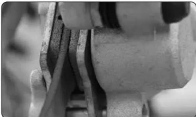 Sherco SE2.5iF (2009) - CHECKING THE FRONT AND REAR BRAKE PADS - 1