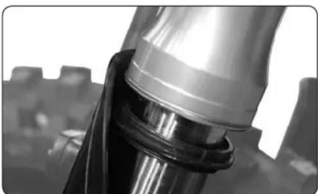 Sherco SE2.5iF (2009) - CLEANING THE FORK DUST SEAL - 2