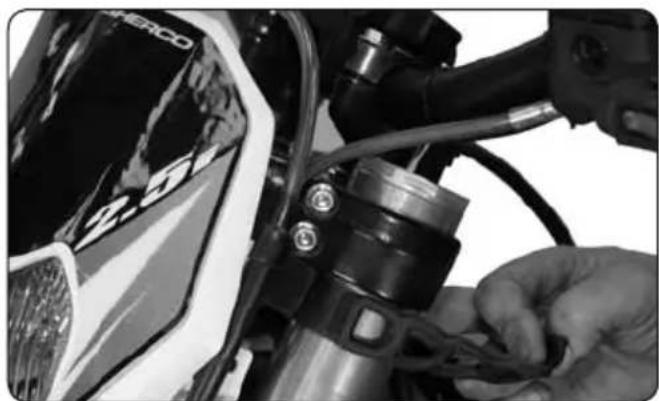 Sherco SE2.5iF (2009) - REEMPLACEMENT D'UNE AMPOULE DE PHARE - 1