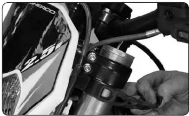 Sherco SE2.5iF (2009) - REPLACING A LIGHT BULB - 1