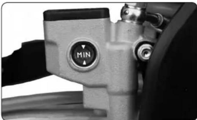 Sherco SE2.5iF (2009) - Verificacion del nivel del liquido de freno delantero y trasero - 3