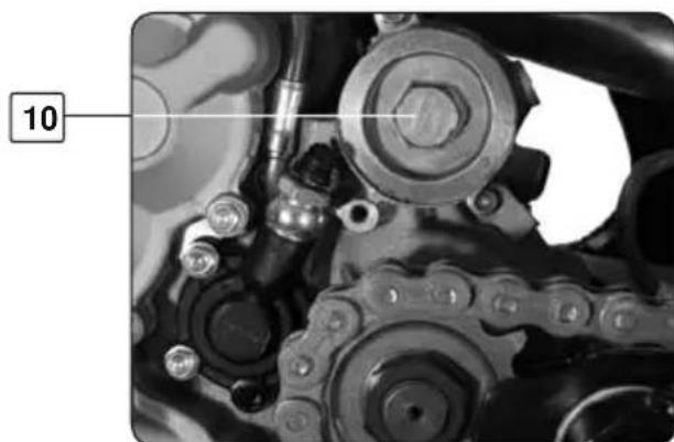 Sherco SE2.5iF (2009) - Filling engine oil - 1