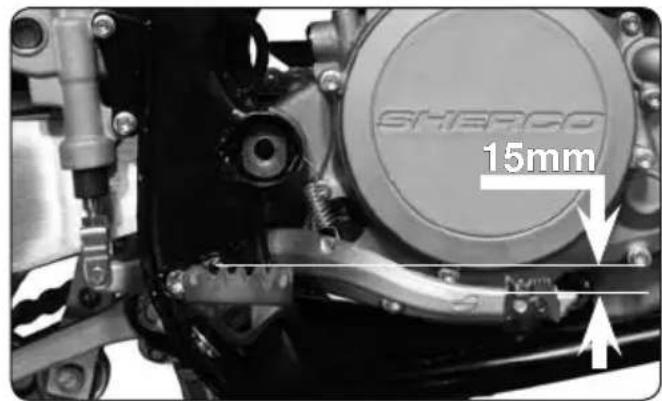 Sherco SE2.5iF (2009) - Reglaje de la posicion del pedal de freno - 1