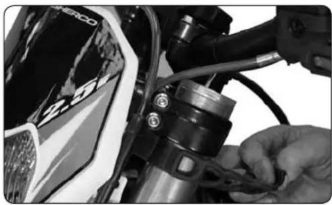 Sherco SE2.5iF (2009) - CAMBIO DE UNA LAMPARA DE FARO - 1