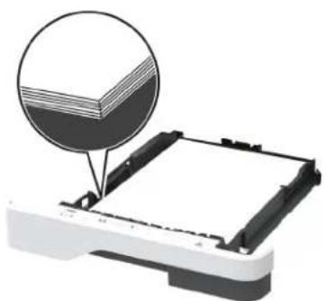 LEXMARK M1342 - Chargement correct du papier Chargement incorrect du papier - 1
