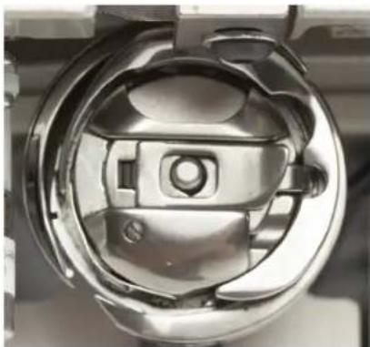BABY LOCK Regent - Insertion du boîtier de canette dans la machine - 2
