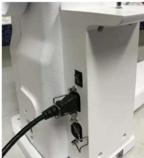 BABY LOCK Regent - Installation du cordon d'alimentation - 1