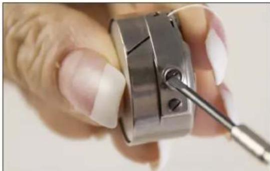BABY LOCK Regent - Vérification et réglage de la tension du boîtier de canette - 1