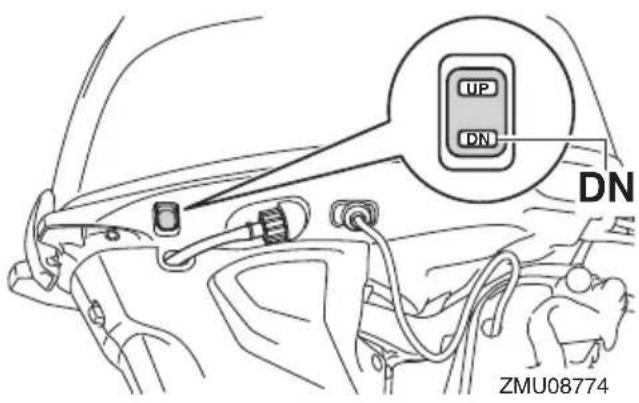 YAMAHA F25G (2022) - Procédure d'abaissement (modèles à système de trim) - 3