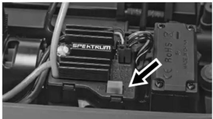 ARRMA Granite MEGA 665 - INSTALLER LES BATTERIES CHARGÉES DANS LA VOITURE - 2