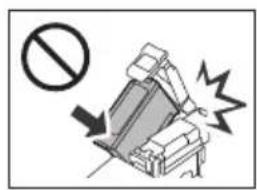 CANON Pixma TS6540i - Insérez la cartouche d'encre couleur dans le portecartouche d'encre. - 4