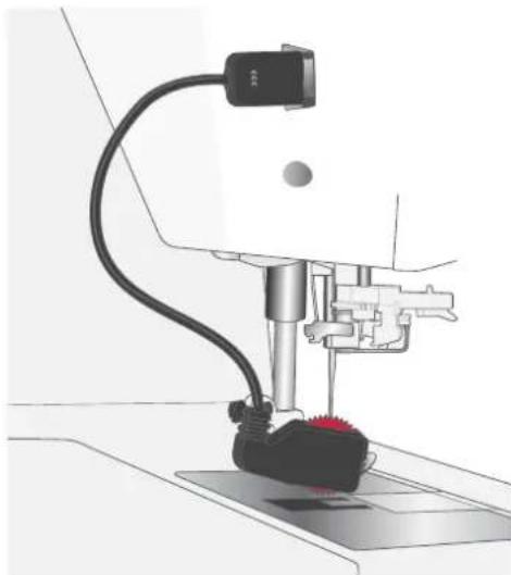 Husqvarna-Viking Designer Topaz 65 - Installez le pied senseur pour boutonnières une étape. - 2