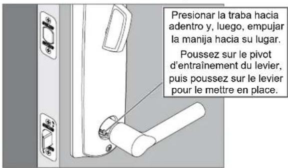 Presionar la traba hacia adentro y, luego, empujar la manija hacia su lugar. Poussez sur le pivot d'entraînement du levier, puis poussez sur le levier pour le mettre en place.