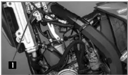 Sherco 125 SE (2022) - REINSTALLING THE FUEL TANK - 1